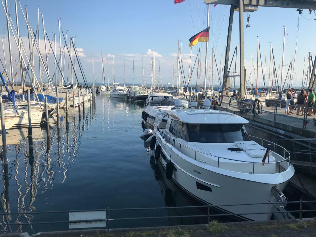 Ferienwohnung Am Zeppelin Hangar Friedrichshafen Bagian luar foto
