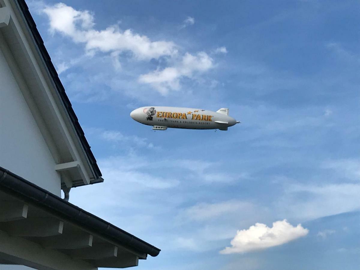 Ferienwohnung Am Zeppelin Hangar Friedrichshafen Bagian luar foto